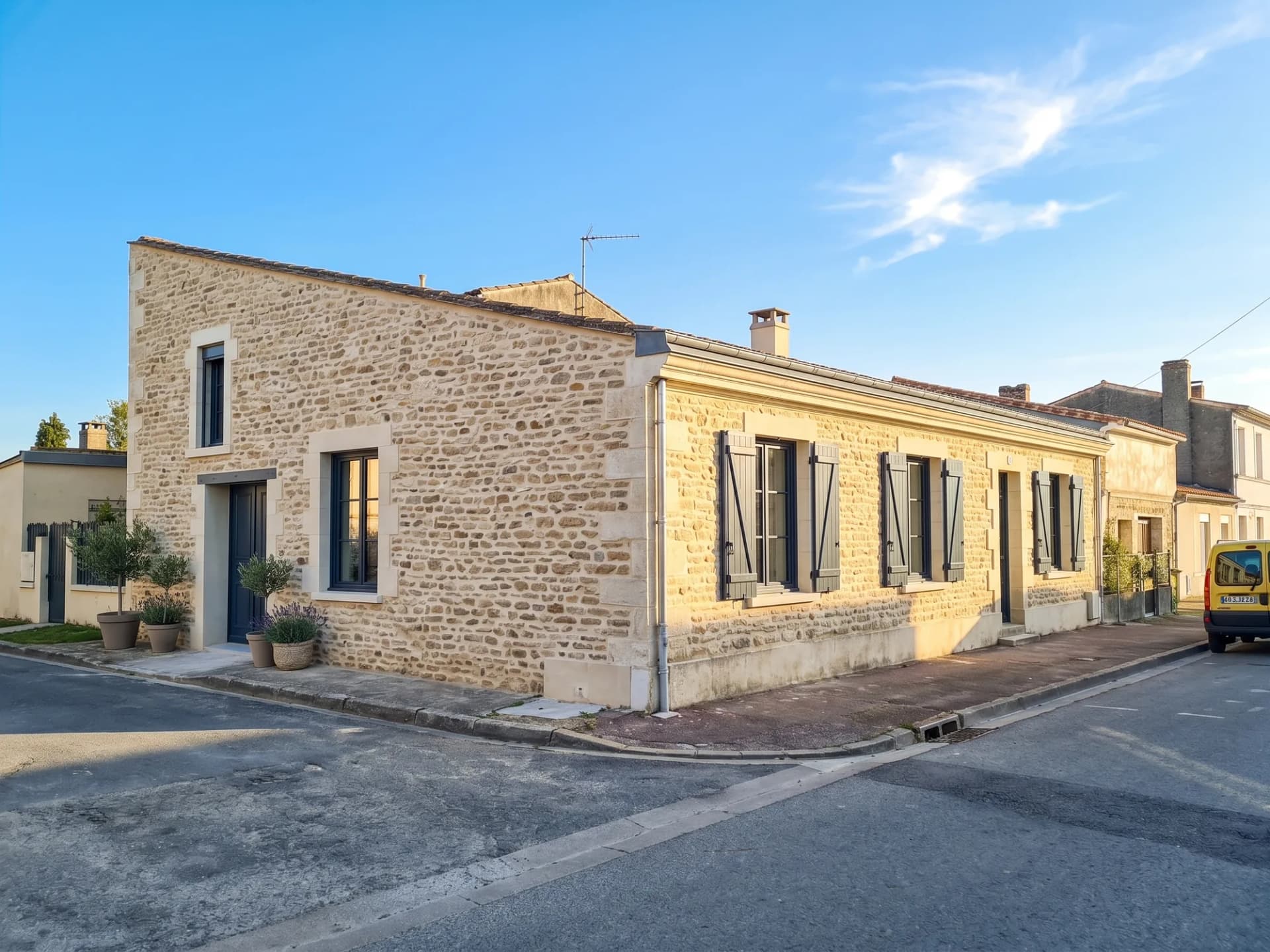 Maison de plain-pied avec fenêtres à volets, située au coin d'une rue. — projection rénovée (image générée par IA)